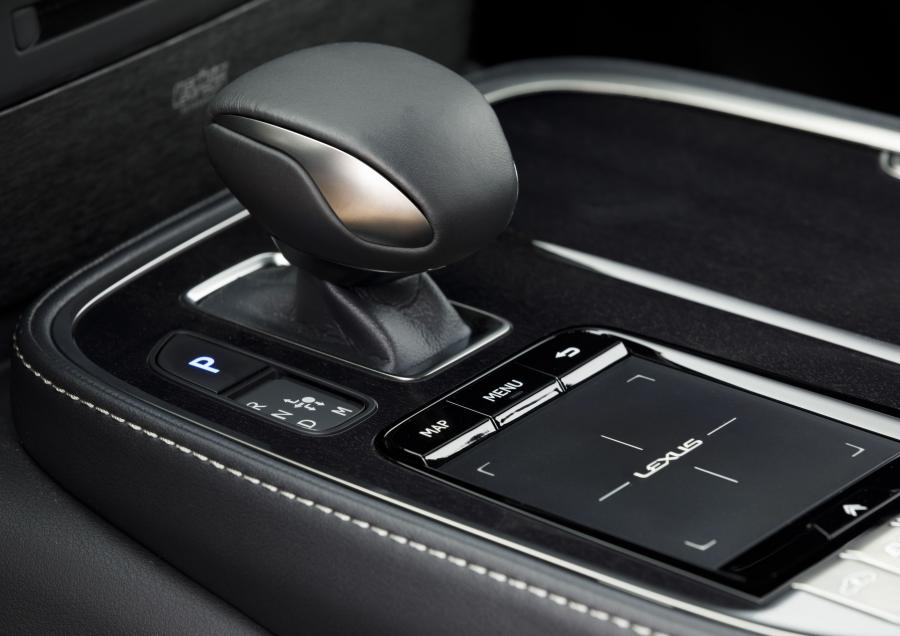 Детали интерьера Lexus LS500h AWD 2017 года  (NA) (фото 86 из 96)